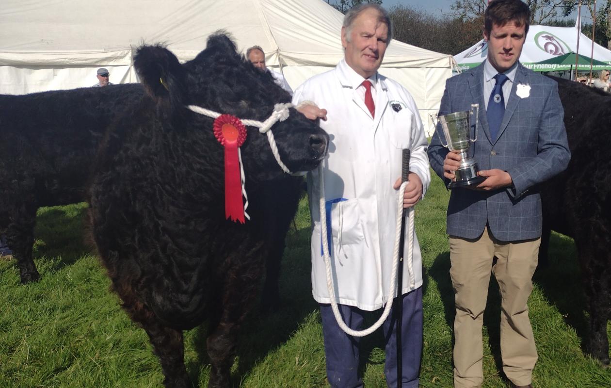 Jim Ross accepting the championship trophy from judge Iain Finlay